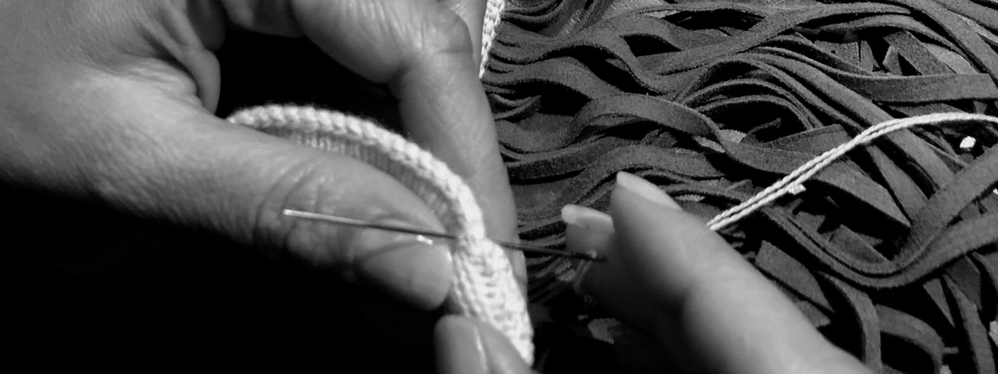 Antonia Zander Triangolo, handcrafted – a cashmere scarf with leather fringes, made using traditional techniques.