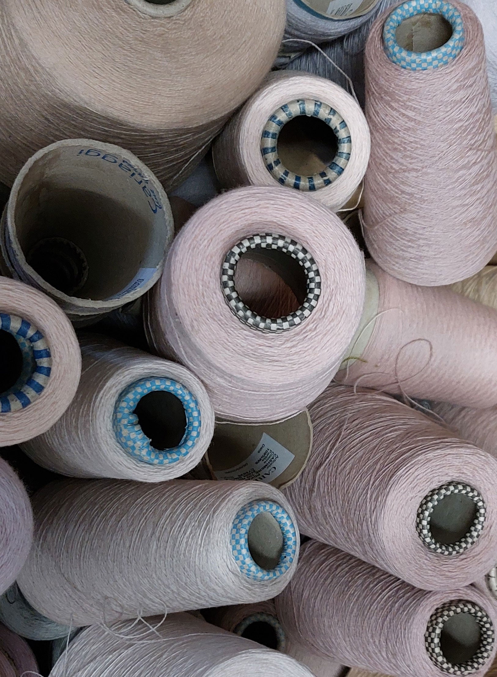 Antonia Zander cashmere yarn by Cariaggi – fine fibers from Italy, the foundation of our knitwear.