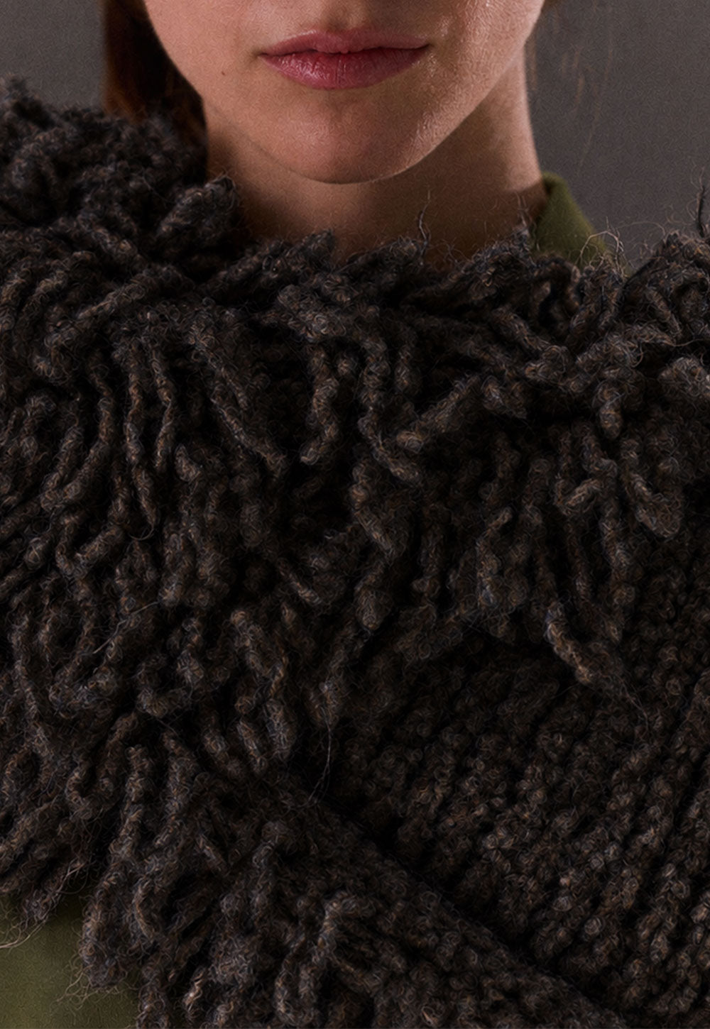 The Finne Loop in Nero – Strickaccessoire von Antonia Zander