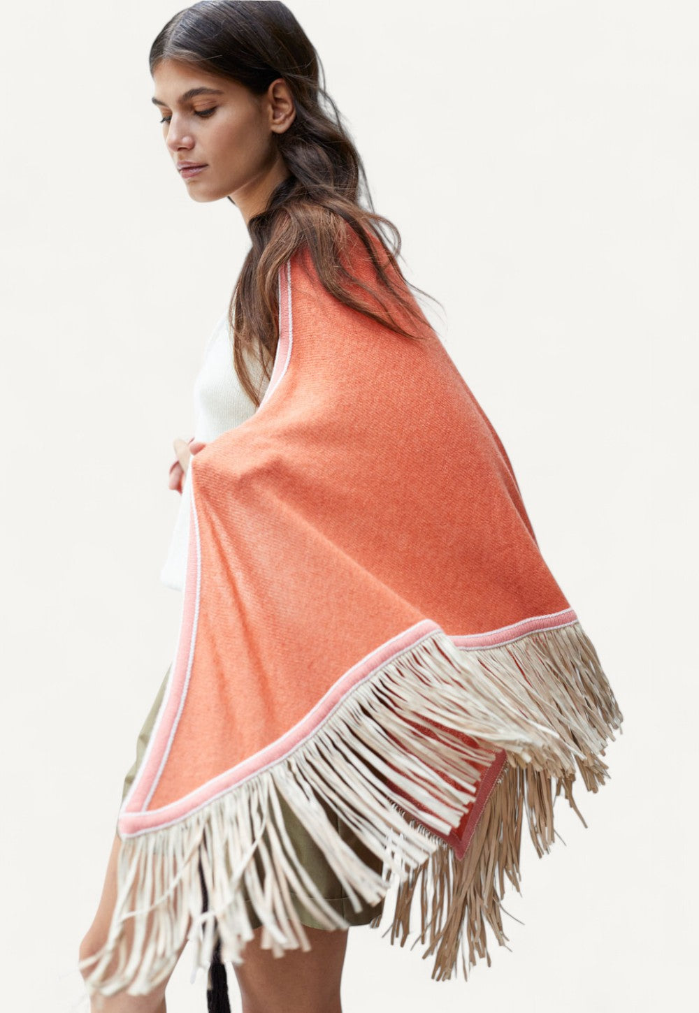 Model wearing the Triangolo wrap in Bali crafted from fine cashmere with hand-applied leather fringes by Antonia Zander.