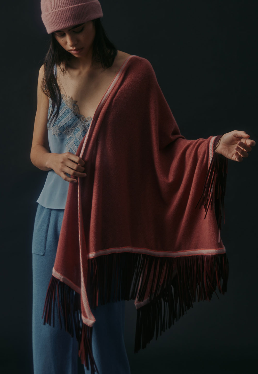Antonia Zander Triangolo Camoscio Rosewood No. 664, cashmere triangle scarf with goat nappa leather fringes, front view.