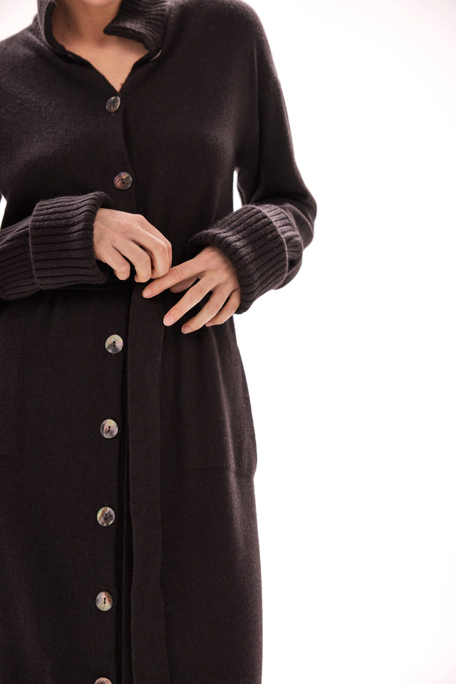 coat-dress with pokcets, shirt collar, overlong sleeves. midi length. can be worn as coat or dress